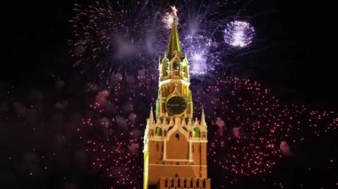 Voleler Moskova Kremlin, Rusya 'ya milyonlarca ışık saçıyor.   