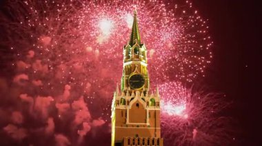 Voleler Moskova Kremlin, Rusya 'ya milyonlarca ışık saçıyor.   