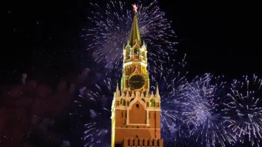 Voleler Moskova Kremlin, Rusya 'ya milyonlarca ışık saçıyor.   