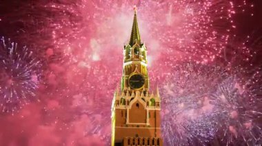 Voleler Moskova Kremlin, Rusya 'ya milyonlarca ışık saçıyor.   