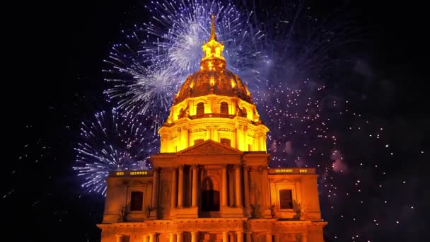 Uroczyste Kolorowe Fajerwerki Nad Les Invalides Narodowa Rezydencja Inwalidów Nocy — Wideo stockowe