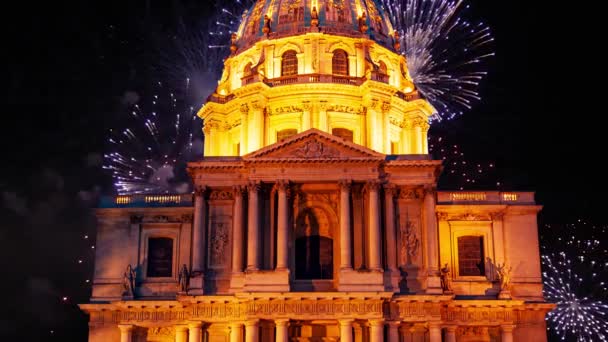 Праздничный Красочный Фейерверк Над Домом Инвалидов Les Invalides Ночью Париж — стоковое видео