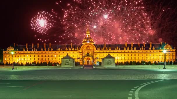 Celebratory Colorful Fireworks Les Invalides National Residence Invalids Night Paris — Vídeo de Stock