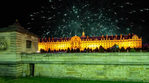 Uroczyste Kolorowe Fajerwerki Nad Les Invalides Narodowa Rezydencja Inwalidów Nocy — Wideo stockowe