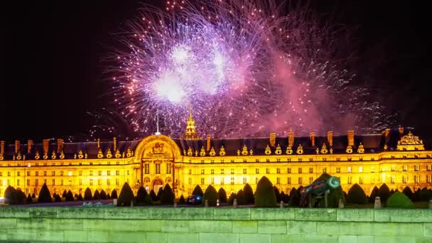 Celebratory Colorful Fireworks Les Invalides National Residence Invalids Night Paris — Vídeo de stock