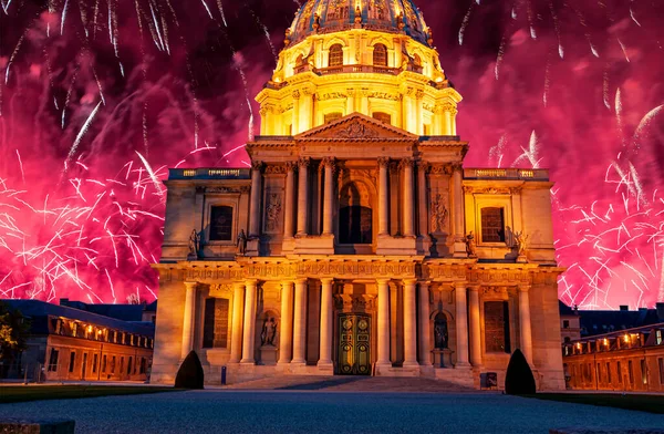 夜にはLes Invalides 無効な人の国民居住地 でカラフルな花火をお祝いしましょう フランス — ストック写真