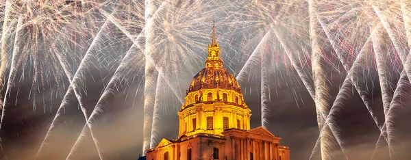 Celebratory Colorful Fireworks Les Invalides National Residence Invalids Night Paris — Φωτογραφία Αρχείου