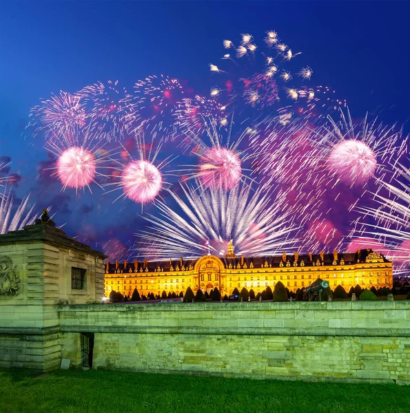 Celebratory Colorful Fireworks Les Invalides National Residence Invalids Night Paris —  Fotos de Stock