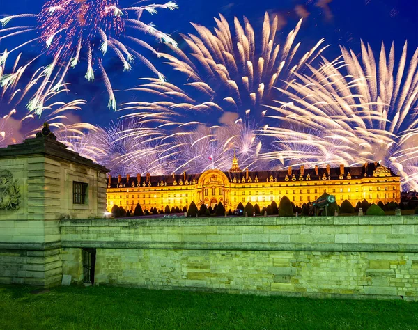 Celebratory Colorful Fireworks Les Invalides National Residence Invalids Night Paris —  Fotos de Stock