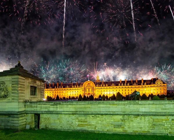 Celebratory Colorful Fireworks Les Invalides National Residence Invalids Night Paris —  Fotos de Stock