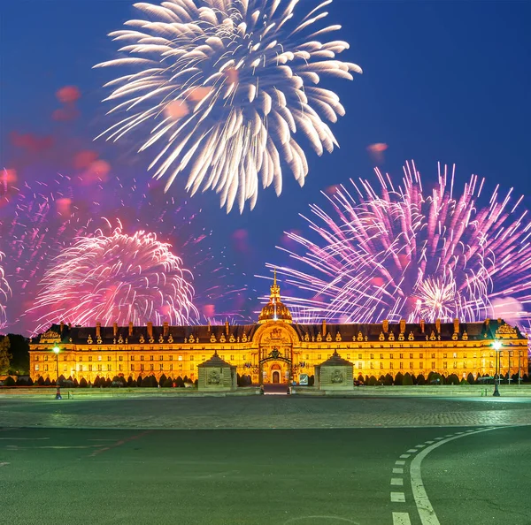庆祝五彩缤纷的焰火燃放在 残废人的国家居所 法国巴黎 — 图库照片