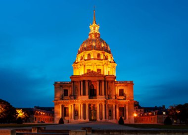Les Invalides (The National Residence of the Invalids) gece vakti. Paris, Fransa