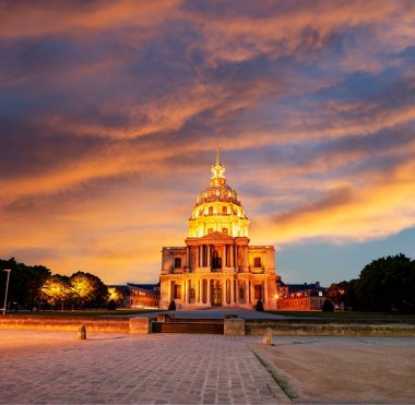 Les Invalides (The National Residence of the Invalids) gece vakti. Paris, Fransa