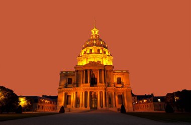 Les Invalides (The National Residence of the Invalids) gece vakti. Paris, Fransa
