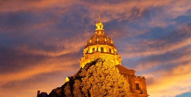 Les Invalides (The National Residence of the Invalids) gece vakti. Paris, Fransa