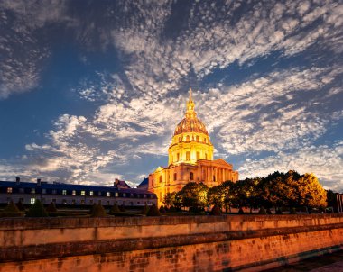Les Invalides (The National Residence of the Invalids) gece vakti. Paris, Fransa