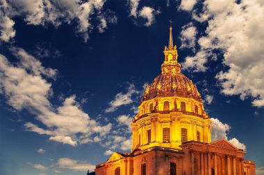 Les Invalides (The National Residence of the Invalids) gece vakti. Paris, Fransa