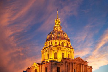 Les Invalides (The National Residence of the Invalids) gece vakti. Paris, Fransa