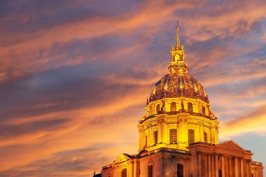 Les Invalides (The National Residence of the Invalids) gece vakti. Paris, Fransa