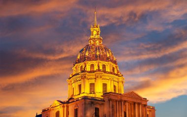 Les Invalides (The National Residence of the Invalids) gece vakti. Paris, Fransa