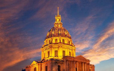 Les Invalides (The National Residence of the Invalids) gece vakti. Paris, Fransa
