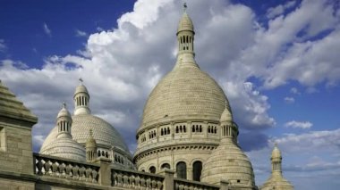Paris 'in Kutsal Kalbi Bazilikası, yaygın olarak Sacre-Coeur Bazilikası olarak bilinir, Fransa' nın Montmartre bölgesinde bulunur. Hareket eden bulutların arka planına karşı  