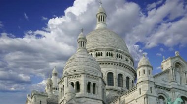 Paris 'in Kutsal Kalbi Bazilikası, yaygın olarak Sacre-Coeur Bazilikası olarak bilinir, Fransa' nın Montmartre bölgesinde bulunur. Hareket eden bulutların arka planına karşı  