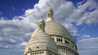 Paris 'in Kutsal Kalbi Bazilikası, yaygın olarak Sacre-Coeur Bazilikası olarak bilinir, Fransa' nın Montmartre bölgesinde bulunur. Hareket eden bulutların arka planına karşı  