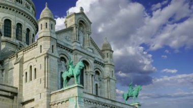 Paris 'in Kutsal Kalbi Bazilikası, yaygın olarak Sacre-Coeur Bazilikası olarak bilinir, Fransa' nın Montmartre bölgesinde bulunur. Hareket eden bulutların arka planına karşı  