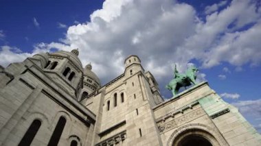 Paris 'in Kutsal Kalbi Bazilikası, yaygın olarak Sacre-Coeur Bazilikası olarak bilinir, Fransa' nın Montmartre bölgesinde bulunur. Hareket eden bulutların arka planına karşı  