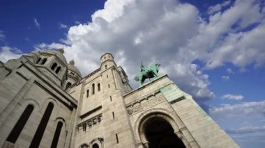 Paris 'in Kutsal Kalbi Bazilikası, yaygın olarak Sacre-Coeur Bazilikası olarak bilinir, Fransa' nın Montmartre bölgesinde bulunur. Hareket eden bulutların arka planına karşı  