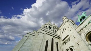 Paris 'in Kutsal Kalbi Bazilikası, yaygın olarak Sacre-Coeur Bazilikası olarak bilinir, Fransa' nın Montmartre bölgesinde bulunur. Hareket eden bulutların arka planına karşı  