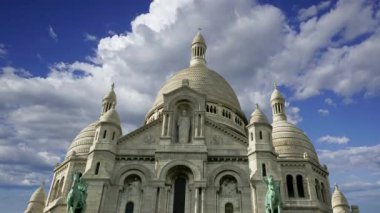 Paris 'in Kutsal Kalbi Bazilikası, yaygın olarak Sacre-Coeur Bazilikası olarak bilinir, Fransa' nın Montmartre bölgesinde bulunur. Hareket eden bulutların arka planına karşı  