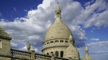 Paris 'in Kutsal Kalbi Bazilikası, yaygın olarak Sacre-Coeur Bazilikası olarak bilinir, Fransa' nın Montmartre bölgesinde bulunur. Hareket eden bulutların arka planına karşı  