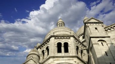 Paris 'in Kutsal Kalbi Bazilikası, yaygın olarak Sacre-Coeur Bazilikası olarak bilinir, Fransa' nın Montmartre bölgesinde bulunur. Hareket eden bulutların arka planına karşı  
