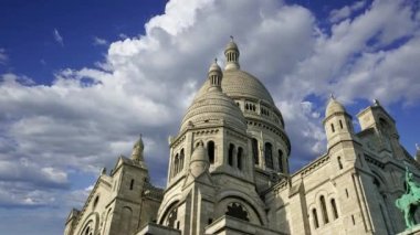Paris 'in Kutsal Kalbi Bazilikası, yaygın olarak Sacre-Coeur Bazilikası olarak bilinir, Fransa' nın Montmartre bölgesinde bulunur. Hareket eden bulutların arka planına karşı  