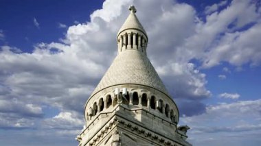 Paris 'in Kutsal Kalbi Bazilikası, yaygın olarak Sacre-Coeur Bazilikası olarak bilinir, Fransa' nın Montmartre bölgesinde bulunur. Hareket eden bulutların arka planına karşı  