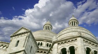 Paris 'in Kutsal Kalbi Bazilikası, yaygın olarak Sacre-Coeur Bazilikası olarak bilinir, Fransa' nın Montmartre bölgesinde bulunur. Hareket eden bulutların arka planına karşı  
