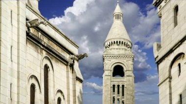 Paris 'in Kutsal Kalbi Bazilikası, yaygın olarak Sacre-Coeur Bazilikası olarak bilinir, Fransa' nın Montmartre bölgesinde bulunur. Hareket eden bulutların arka planına karşı  
