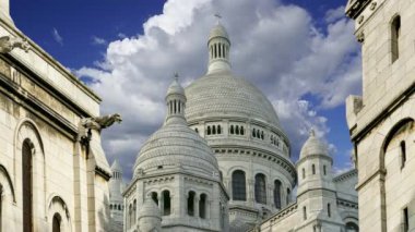 Paris 'in Kutsal Kalbi Bazilikası, yaygın olarak Sacre-Coeur Bazilikası olarak bilinir, Fransa' nın Montmartre bölgesinde bulunur. Hareket eden bulutların arka planına karşı  
