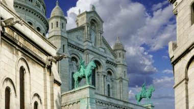 Paris 'in Kutsal Kalbi Bazilikası, yaygın olarak Sacre-Coeur Bazilikası olarak bilinir, Fransa' nın Montmartre bölgesinde bulunur. Hareket eden bulutların arka planına karşı  