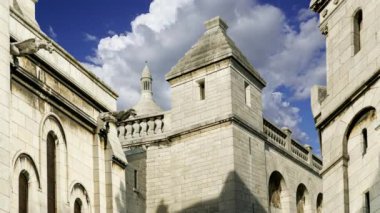 Paris 'in Kutsal Kalbi Bazilikası, yaygın olarak Sacre-Coeur Bazilikası olarak bilinir, Fransa' nın Montmartre bölgesinde bulunur. Hareket eden bulutların arka planına karşı  