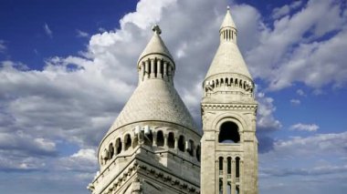 Paris 'in Kutsal Kalbi Bazilikası, yaygın olarak Sacre-Coeur Bazilikası olarak bilinir, Fransa' nın Montmartre bölgesinde bulunur. Hareket eden bulutların arka planına karşı  