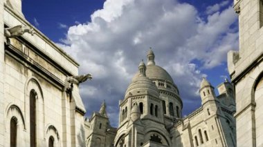 Paris 'in Kutsal Kalbi Bazilikası, yaygın olarak Sacre-Coeur Bazilikası olarak bilinir, Fransa' nın Montmartre bölgesinde bulunur. Hareket eden bulutların arka planına karşı  
