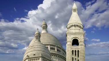 Paris 'in Kutsal Kalbi Bazilikası, yaygın olarak Sacre-Coeur Bazilikası olarak bilinir, Fransa' nın Montmartre bölgesinde bulunur. Hareket eden bulutların arka planına karşı 