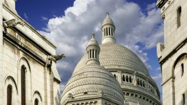Paris 'in Kutsal Kalbi Bazilikası, yaygın olarak Sacre-Coeur Bazilikası olarak bilinir, Fransa' nın Montmartre bölgesinde bulunur. Hareket eden bulutların arka planına karşı 