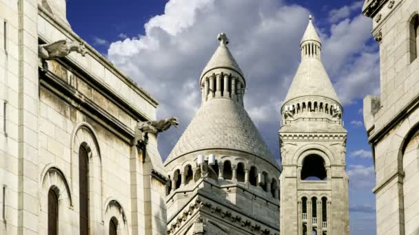 パリの神聖な中心部の大聖堂 一般的にサクレ クール大聖堂として知られ フランスのモンマルトル地区に位置しています 雲の動きを背景に — ストック動画