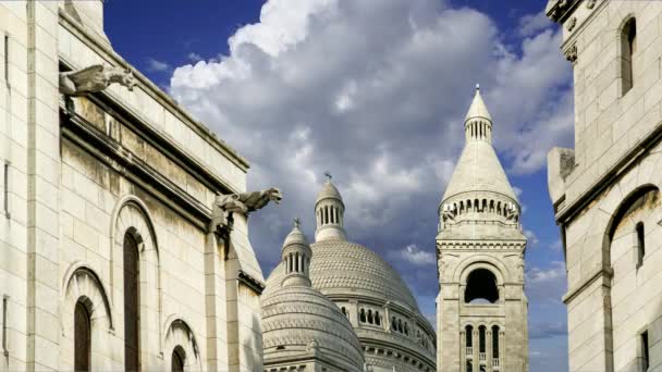 パリの神聖な中心部の大聖堂 一般的にサクレ クール大聖堂として知られ フランスのモンマルトル地区に位置しています 雲の動きを背景に — ストック動画