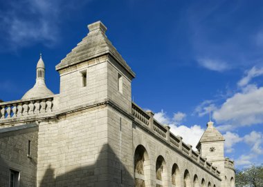 Paris 'in Kutsal Yüreği Bazilikası, Fransa' nın Montmartre bölgesindeki Sacre-Coeur Bazilikası olarak bilinir.     