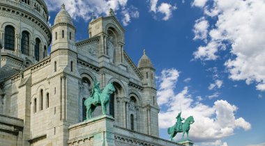 Paris 'in Kutsal Kalbi Bazilikası, yaygın olarak Sacre-Coeur Bazilikası olarak bilinir, Fransa' nın Montmartre bölgesinde yer alır.     
